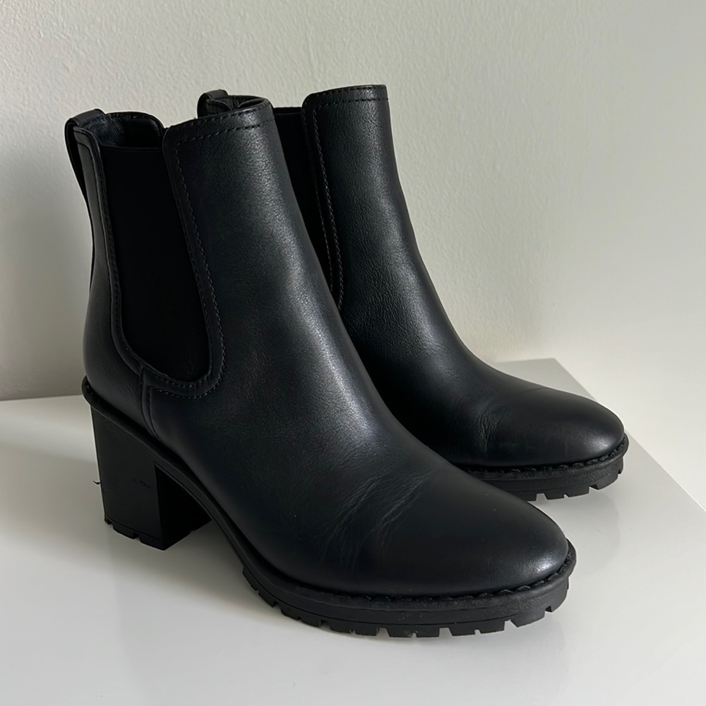 Vince Henderson Chelsea Leather Ankle Boots | Black